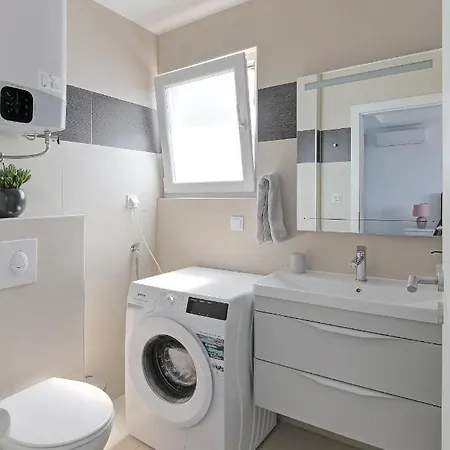 M #3- Sea View, Breakfast & Free Garage Parking