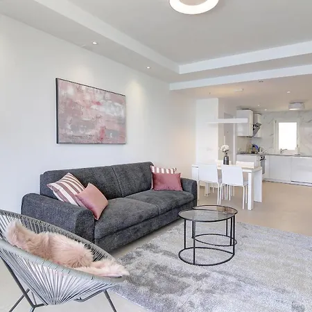 M #3- Sea View, Breakfast & Free Garage Parking